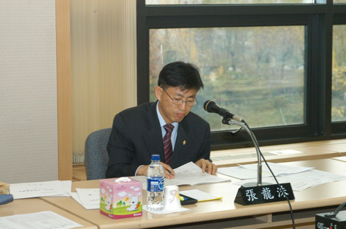 구청 행정사무 감사장에서 감사하는 모습 대표이미지