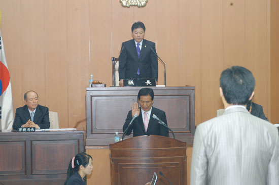 제174회 임시회중 본회의장에서의 의원선서 모습 대표이미지
