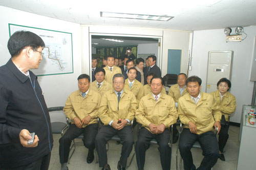 현장의정활동 중 목동 공동구를 방문하여 관계자로 부터
설명을 듣고 있는 모습 대표이미지