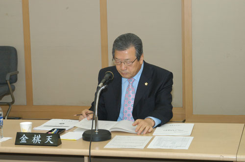 구청 행정사무 감사장에서 감사하는 모습 대표이미지