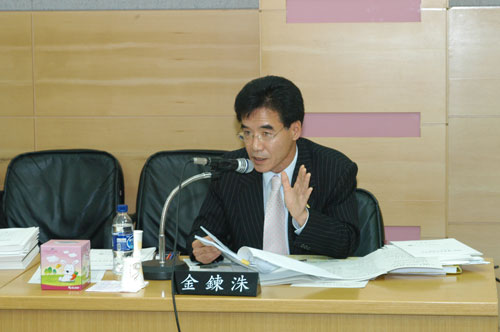 구청 행정사무 감사장에서 감사하는 모습 대표이미지