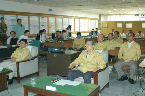 2007년 을지연습 기간중 구청 지하실에서 훈련현황 경청 대표이미지