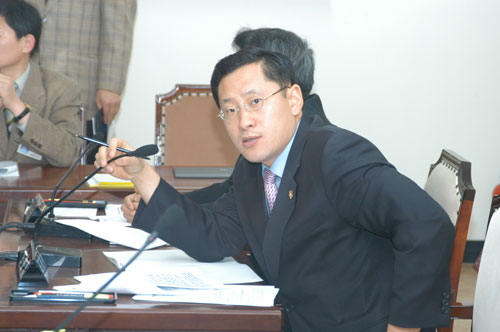 복지건설위원회 회의장에서 집행부측에 질의하는 모습 대표이미지