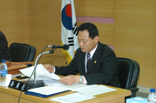 구청 행정사무 감사장에서 감사하는 모습 대표이미지