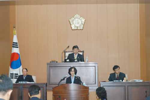 제158회 2차본회의에서 구정질문하는 모습 대표이미지
