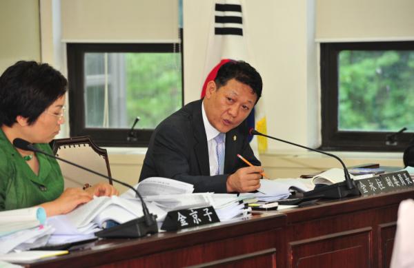2010예산결산특별위원회 회기모습 대표이미지