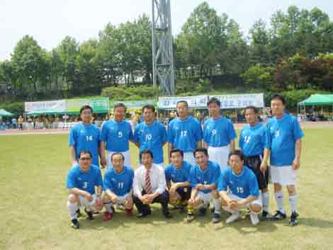 타의회와의 축구경
기에 앞서 기념촬
영 대표이미지
