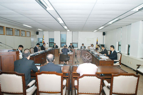 제157회 임시회의 
행정재경위원회 회
의장 모습(2006. 
7. 20) 대표이미지