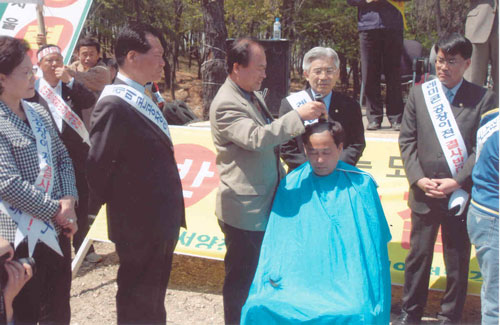 레미콘공장 이전반대를 위한 삭발투쟁을 위한 삭발식 거행 대표이미지