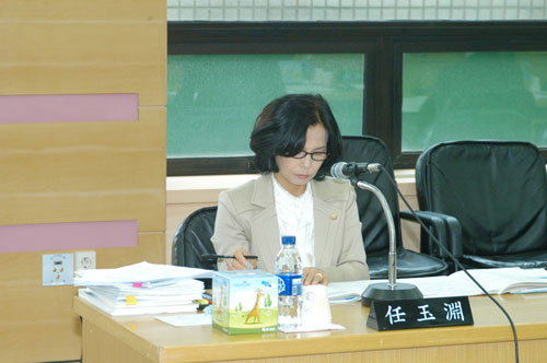 구청 행정사무 감사장에서 감사하는 모습 대표이미지