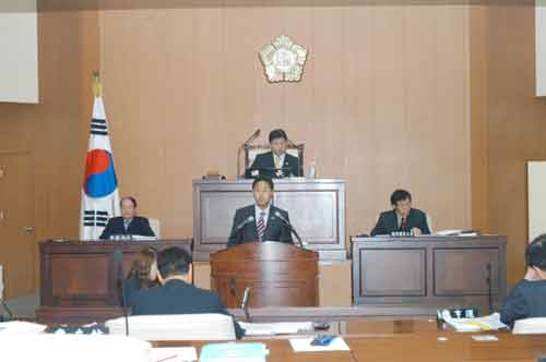 제158회 2차본회의에서 구정질문하는 모습 대표이미지