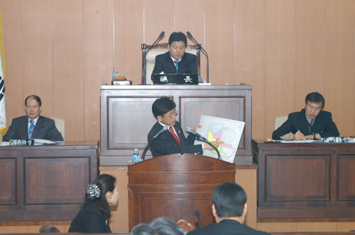 제163회 2차본회의에서 신정7동 170번지 일대 민영주택사업 난개발은 없어야 하다면서 구정질문하는 모습 대표이미지