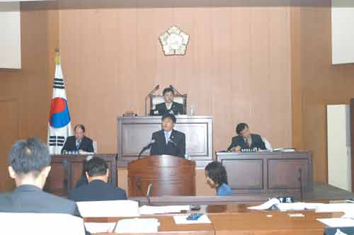 제158회 2차본회의에서 구정질문하는 모습 대표이미지