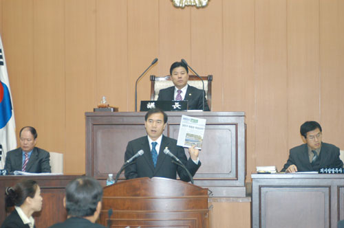 제161회 양천구의회 2차정례회에서 구정질문하는 모습 대표이미지