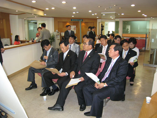 현장의정활동 중 신월보건진료소를 방문하여 관계자로 부터
설명을 듣고 있는 모습 대표이미지