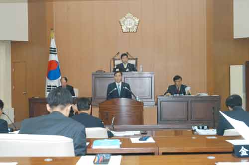 제158회 2차본회의에서 구정질문하는 모습 대표이미지