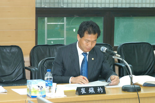 구청 행정사무 감사장에서 감사하는 모습 대표이미지