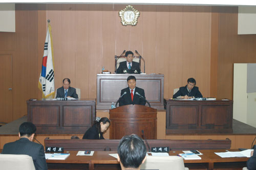 제163회 2차본회의에서 양천자원회수시설 타구 쓰레기 반입 개선 대책을 추궁하면서 구정질문을 하는 모습 대표이미지