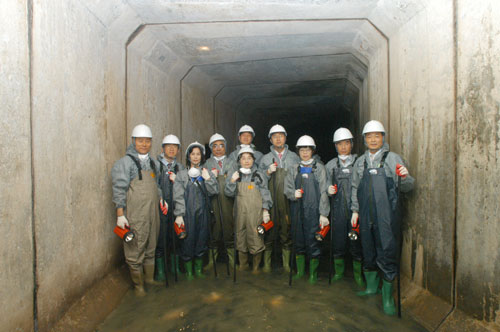 의정활동 중 장마철 대비 목동 소재 하수로박스 현장 점검하는 모습 대표이미지