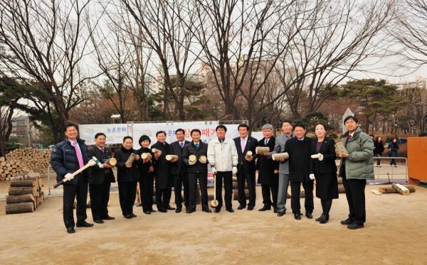 농촌문화 장작 패기 체험프로그램 행사 참석 대표이미지