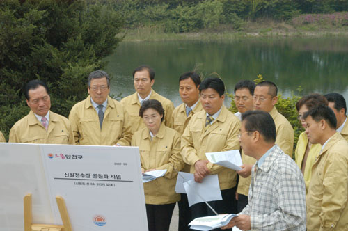 현장의정활동 중 신월정수장을 방문하여 관계자로 부터
설명을 듣고 있는 모습 대표이미지