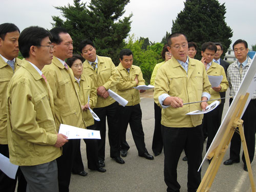 현장의정활동 중 신월정수장을 방문하여 동료의원에게 정수장 부지에 대해서 설명하고 있는 모습 대표이미지