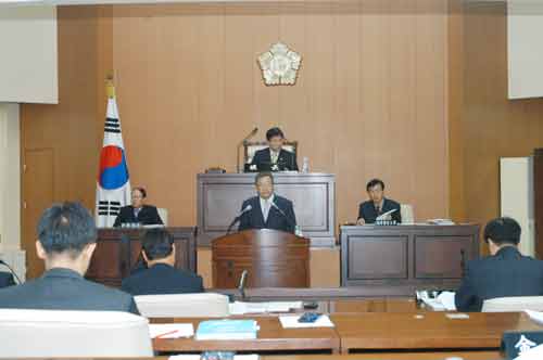제158회 제2차본회의에서 구정질문하는 모습 대표이미지