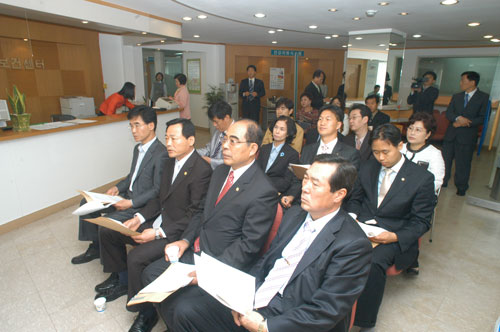 현장의정활동 중 신월보건진료소를 방문하여 관계자로 부터
성명을 듣고 있는 모습 대표이미지