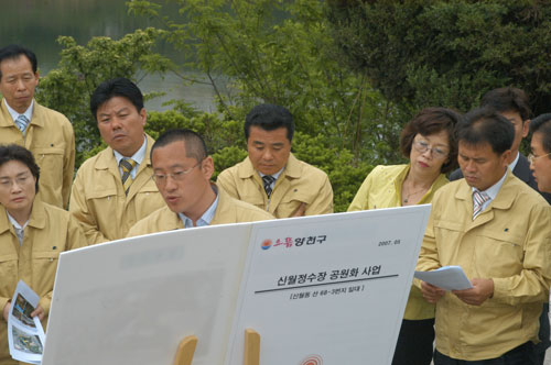 현장의정활동 중 신월정수장을 방문하여 관계자로 부터
설명을 듣고 있는 모습 대표이미지