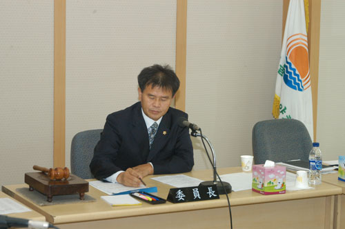 구청 행정사무 감사장에서 감사하는 모습 대표이미지