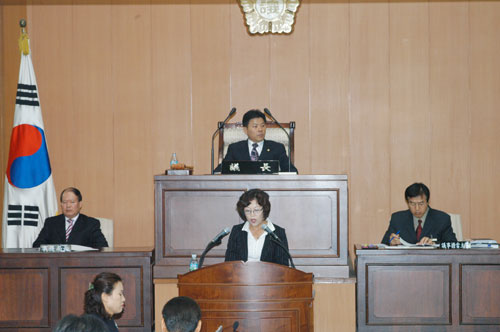 신월-당산간 경전철 조기도입 촉구결의안을 발표하는 모습 대표이미지