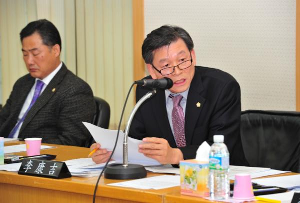행정사무감사 질의 모습 대표이미지