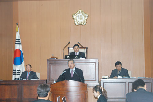 제161회 양천구의회 2차정례회에서 구정질문하는 모습 대표이미지