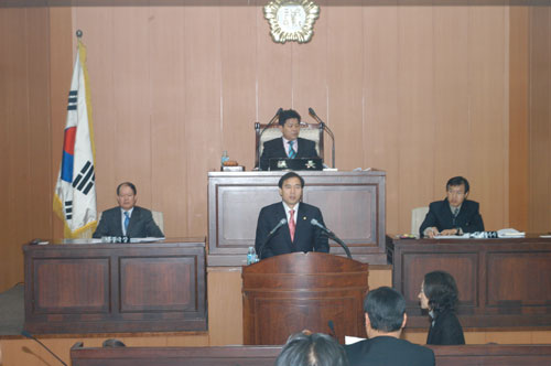 제163회 2차본회의에서 부구청장 보궐선거 출마로 인해 구정공백 우려가 된다며 구정질문을 하는 모습 대표이미지