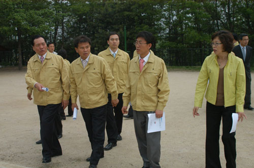 현장의정활동 중 신월정수장을 방문하여 관계자로 부터 
설명을 듣고 있는 모습 대표이미지