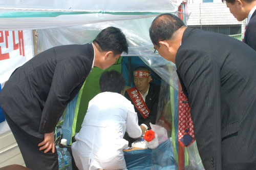단식 투쟁중인 동료 의원을 격려하는 모습 대표이미지