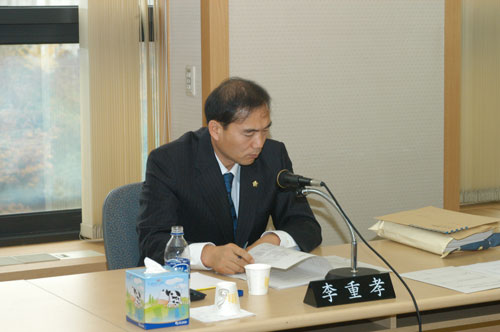구청 행정사무 감사장에서 감사하는 모습 대표이미지