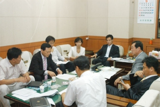 행정재경위원회 조례에 대한 간담회 하는 모습 대표이미지