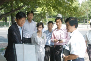 시설관리공단 문화회관주차장 현장조사 특위활동을 하고 있는 모습 대표이미지