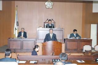 제156회 임시회
(2006. 7. 12)에
서 부의장에 선출
된 후 인사말을 하
는 
장면 대표이미지