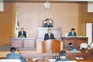 제156회 임시회
(2006. 7. 12)에
서 의회운영위원장
에 선출된 후 인사
말을 하는 강성벽 
의원 대표이미지