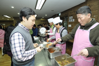 환경부장관 신목복지관 배식봉사 참석 대표이미지