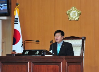 위형운의장 본회의장에서 의장석 준비모습 대표이미지