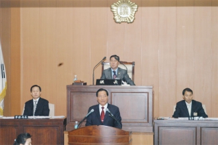 제179회 양천구의회 제2차 정례회의에서 신월1동에 도시형 초등학교를 건립 해 달라는 건의문을 낭독하는 모습  대표이미지