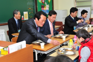 초등학교 무상급식 배식봉사(강신초등학교) 대표이미지