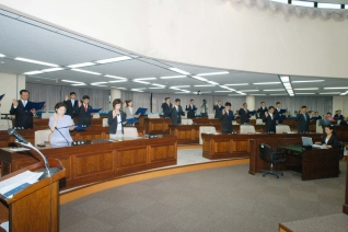 제5대 의회 개원식
에서 의원 윤리강
령을 낭독 대표이미지