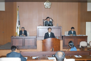 제156회 임시회
(2006. 7. 12)에
서 복지건설위원장
에 선출된 후 인사
말을 하는 이성국 
의원 대표이미지