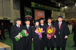 강웅원의원 대학졸업식 모습 대표이미지