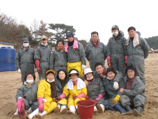 2007년 12월 27일 양천경찰서 직원, 청소년육성회 회원들과 함께 충남 태안반도 백리포에서 기름피해지역 자원봉사후  대표이미지