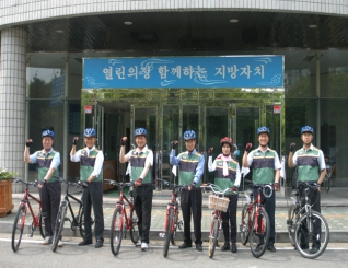  행정재경위원회 현장의정활동

 - 일  시 : 2009. 6.8(월) 10:00 ~ 12:00
 - 대  상 : 행정재경위원회 위원 및 구청 관계 공무원
 - 방문지 : 목5동주민센터, (舊)목6동주민센터 리모델링 현장,
            (舊)목동테니스장, 얀양천자전거도로 등
 - 목  적 : 주민들의 관심도가 높고 민생과 직결된 현장을 방문
            하여 발로 뛰는 의정활동을 펼쳐 구민의 복리증진
            대표이미지